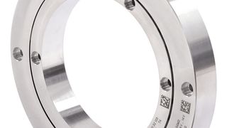 Die Varianten der neuen Drehgeber-Baureihe ECI 4000/EBI 4000 von Heidenhain können die bisher üblichen Zahnriemenantriebe zur Ankopplung eines Motor-Feedbacksystems an Torque-Motoren ersetzen. (Heidenhain)