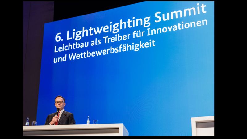 Mit dem Lightweighting Summit veranstaltet das Bundesministerium für Wirtschaft und Energie (BMWE) jährlich eine fachlich und politisch hochkarätige Konferenz rund um das Thema Leichtbau. (Bild:  Deutsche Messe AG)