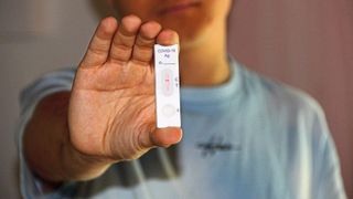 Einen unter Aufsicht durchgeführten Selbsttest eines Mitarbeiters dürfen Arbeitgeber akzeptieren. Onlinezertifikate über durchgeführte Selbsttests sind nur dann gültig, wenn die Tests ärztlich überwacht bzw. nach persönlichem Kontakt stattfanden. (gemeinfrei)