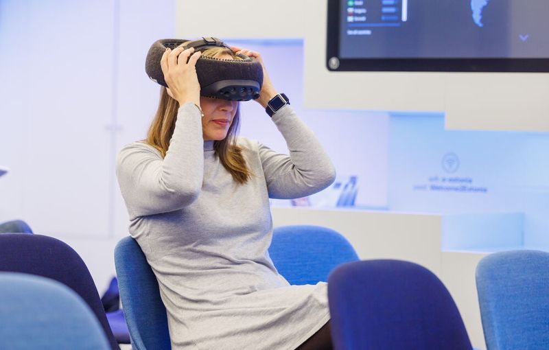 Beim Aufsetzen des Geräts scannt eine Kamera die Umgebung. Dabei bläst sich das Gerät wie eine Tasche auf, sobald es umliegende Objekte erkennt. Die 3D-Scantechnologie stimuliert den Tastsinn und hilft Betroffenen, ihre Umgebung bewusster wahrzunehmen, indem sie über sanfte Druckimpulse auf der Haut Hindernisse, Bewegungen, Geschwindigkeiten und Entfernungen spürbar macht. (Bild: © Raul Mee)