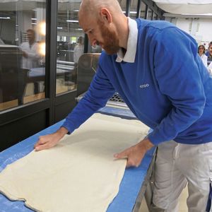 Vorbereitung des Teigs für die Bearbeitung.(Bilder:  Lion Communication)