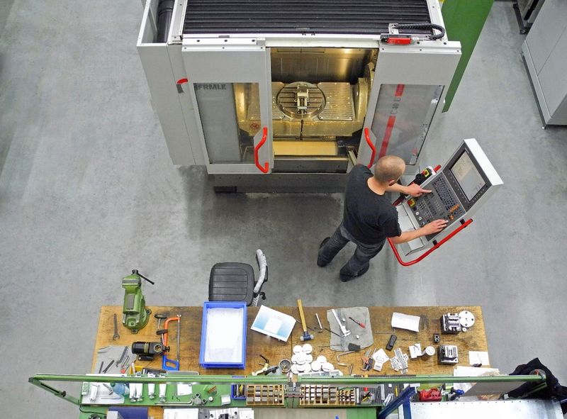 Arbeitsplatz an einer Fräsmaschine: Laserschmelzteile durch Fräsen veredeln (Bild: Toolcraft)