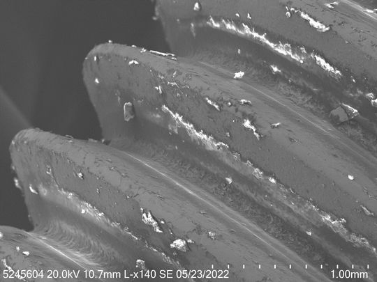 As a specialist in connection technology, Arnold Umformtechnik from Forchtenberg is well advised on technical cleanliness and tightness. Assessing (here for example by scanning electron microscope) and ensuring both aspects is an expertise of the company.(Image: Arnold Forming Technology)