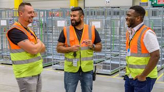 Das sind drei Amazon-Mitarbeiter. Offensichtlich haben sie Grund zur Freude. Der Hintergrund ist, dass Amazon für seine Beschäftigten viele attraktive Möglichkeiten und Vergünstigungen bietet. Damit wurde das Unternehmen zum zweiten Mal in Folge zum Top Employer gekürt. (Bild: www.wj-schneider.de)