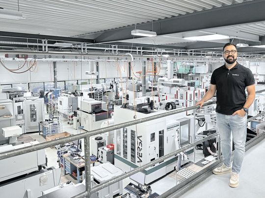 Daniele Pavese, Geschäftsführer der Pavese AG, ist ein Macher, der gross denkt. Nach dem Motto «Ich möchte keine 08/15-Lösung. Ich möchte Prozesse, die zu uns passen» wurde eine durchdachte und zukunftsweisende Erowa-Automationslösung projektiert und in Betrieb genommen.(Bild:  Erowa AG)