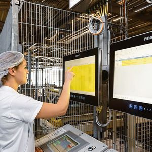Die Industrie-PC unterstützen die Mitarbeiter bei der Herstellung von Milchprodukten und in der Versandlogistik.(Bild:  Noax)