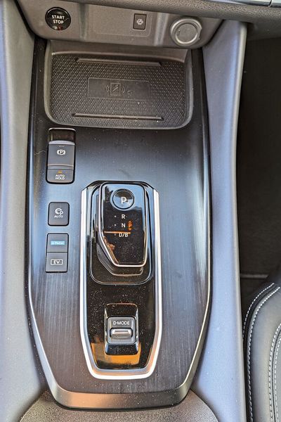 Nicht mit Ruhm bekleckert sich Nissan bei Bedienung und Wertigkeit der Fahrstufenwahleinrichtung: Das knubbelartige Griffstück fühlt sich billig an und reagiert nur träge auf das Einlegen der gewünschten Funktion. Und welchen Vorgaben der mittels „EV“-Taste zugewiesene Befehl, nun ausschließlich elektrisch zu fahren, folgt, erschloss sich nicht: Trotz aktivierter Taste und ausreichend Kapazität im Akku schaltete sich immer wieder der Verbrennungsmotor zu. Der offenbarte sich bei vollem Leistungseinsatz als deutlich wahrnehmbarer Geselle. (Bild: Dominsky – VCG)