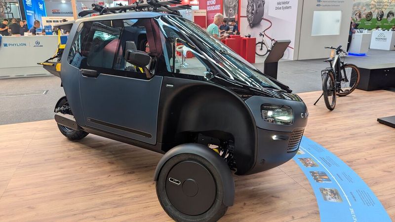 Ob Sie es glauben oder nicht: Ja, auch das ist ein Fahrrad. Allerdings fahren bzw. reisen Sie bei diesem geschützt wie in einem Auto. Ob es gegen Aufpreis eine Klimaanlage gibt, ist nicht bekannt. (Bild: Dominsky – VCG)