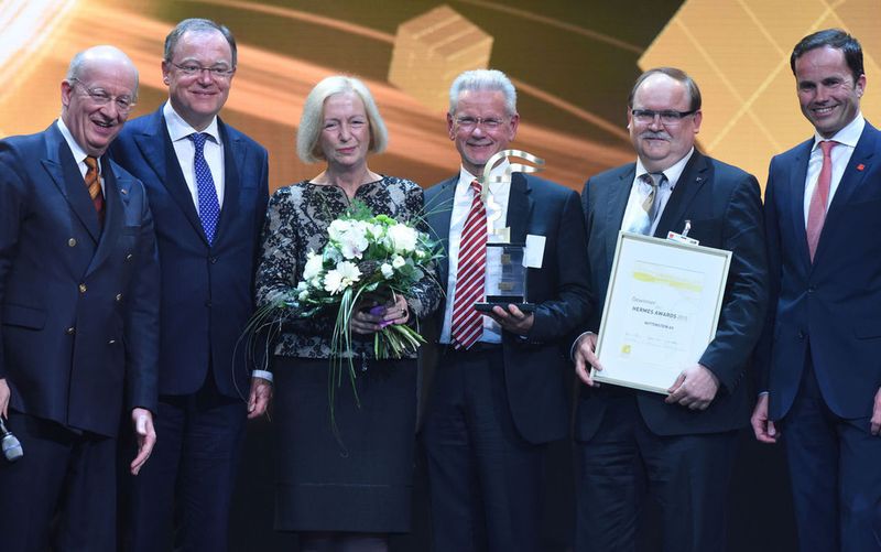 Preisübergabe an die Gewinner des Hermes Award 2015 Dr. Manfred Wittenstein, Aufsichtsratsvorsitzender der Wittenstein AG (3.von re.), und Thomas Bayer, Leiter Generierungsprozess der Wittenstein AG ( 2.v.re.), gemeinsam mit Bundesbildungsministerin Prof. Johanna Wanka (3.v.li), Prof. Wolfgang Wahlster (ganz li.), Stephan Weil (Ministerpräsident Niedersachsen, 2.v.li.) und Dr. Jochen Köckler (rechts).  (Bild: Wittenstein)