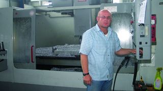 „Entscheidend ist das gute Preis-Leistungs-Verhältnis und die einfache Bedienbarkeit der Bearbeitungszentren“,  begründet Firmenchef Uwe Müller seine Treue zum Werkzeugmaschinenlieferanten Haas. Bild: Kuttkat (Archiv: Vogel Business Media)