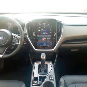 Aufregend oder elegant geht anders. Dafür präsentiert sich das Cockpit aufgeräumt und man findet sich gut bzw. intuitiv zurecht. Über den großen zentralen Bildschirm steuert man nahezu sämtliche Funktionen für die Fahrerassistenz sowie den Komfort, Heizung, Lüftung etc. Dadurch richtet sich die Aufmerksamkeit des Fahrers zu lange auf den Bildschirm, was der Aufmerksamkeitsassistent umgehend kritisiert – zwei Sekunden, und schon piepst es.(Bild:  Dominsky – VCG)