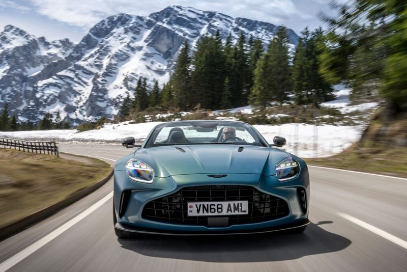 Das Fahrzeug klebt auf seinen 21-Zoll-Michelin-Reifen förmlich auf der Straße. (Aston Martin/Andy Morgan)