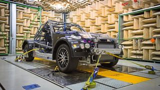 Auf der Vierstempelanlage lassen sich alle vier Räder einzeln anregen, um das Schwingungsverhalten des Fahrzeugs zu analysieren. (Bild: Picture Front/Vibracoustic)