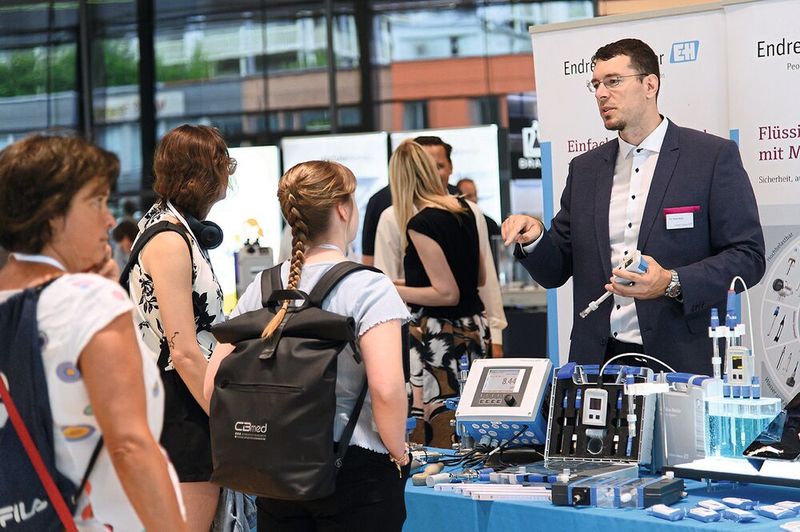 Und wem 30 Minuten Vortrag zu kurz sind, der kann auch im Anschluss direkt zum Stand des jeweiligen Referenten/Ausstellers mitgehen und in Ruhe die letzten offenen Fragen klären.   Mehr Infos zu den kommenden LAB-SUPPLY-Messen finden Sie auf www.lab-supply.info (Bild: Stefan Stark)
