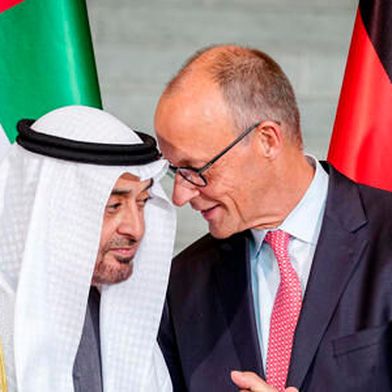 Germany and the United Arab Emirates have signed an agreement to stand shoulder to shoulder in times of crisis. This will bring Germany many billions, to say the least.
From left: Sheikh Mohammed bin Sajed al-Nahjan and Federal Chancellor Friedrich Merz. (Image:dpa / K. Nietfeld)