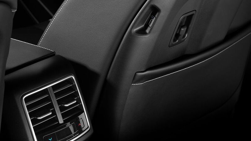 Außerdem finden sich vor allem im Fond viele praktische Details, darunter nicht nur USB-Ports in den Sitzlehnen, sondern auch diverse Haken, um Jacken oder andere Kleidungsstücke akkurat verstauen zu können während der Reise. (Bild:Kia)