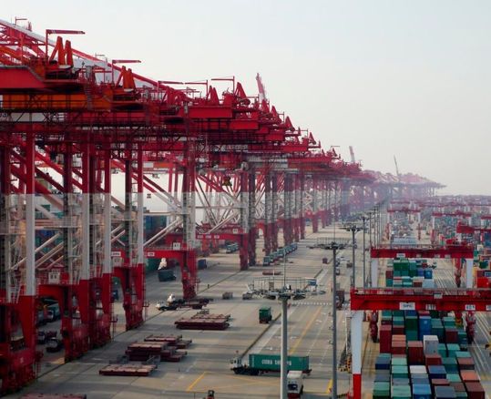 Chinas Export läuft seit Mai wieder besser. Im Juni wurde im Vergleich zum Vorjahresmonat besonders viel Ware ins Ausland geliefert, wie die dpa erfahren hat. Hier mehr Details ...(Bild:  Young Fan)