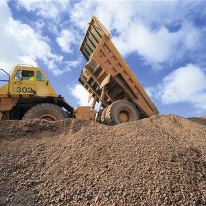 Ein Natursteinunternehmen ließ die Fahrzeuge mit Neigungs­sensoren ausrüsten, die an die Kipphy­draulik gekoppelt sind und den Kippvorgang ohne Zutun des Bedieners stoppen, bevor kritische Neigungswinkel erreicht werden.(Bild:  Cronenberger)