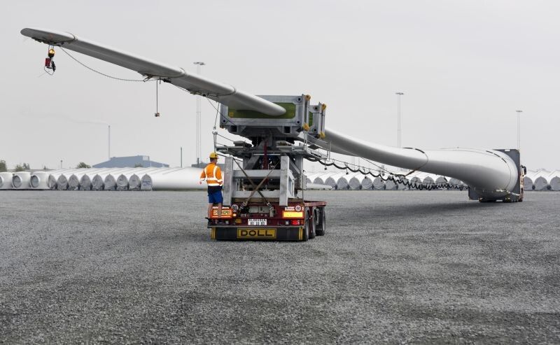 Der erste Prototyp der Weltrekord-Windturbine auf dem Weg durch Dänemark, bei Aufbau und Tests (Siemens)