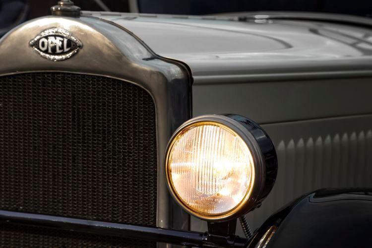 Der berühmte Opel Laubfrosch (1924 bis 1931) besaß sogenannte Parabolscheinwerfer. Sie verfügten bereits über eine „Streuscheibe“, die das Licht gezielt auf der Fahrbahn verteilte. (Opel Automobile GmbH)