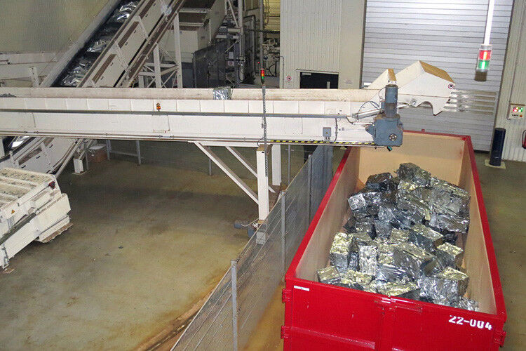 Die Metallabfälle, die in den einzelnen Pressstufen entstehen, werden gesammelt und über unterirdische Bänder in eine Paketierhalle transportiert. Dort werden sie zu platzsparenden Würfeln gepresst, anschließend auf Lkw verladen und der Wiederverwertung zugeführt. (Foto: BMW)