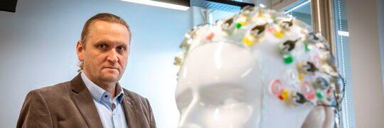 Forscher um Prof. Gernot Müller-Putz haben einen Roboterarm entwickelt, den Querschnittsgelähmte mit ihren Gedanken steuern können.(Bild:  TU Graz)