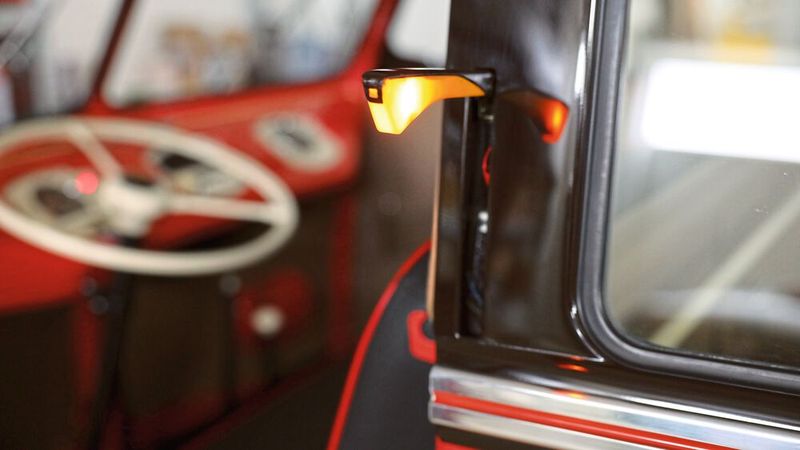 Bis 1960 hatten sämtliche Bullis keine Blinkleuchten vorne und hinten. Stattdessen gab es einen typischen „Winker“ an der B-Säule, der bei Bedarf ausklappte und leuchtete. (Bild: VWN)