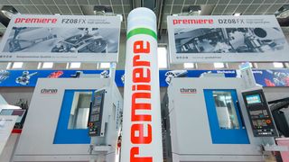 Bis zu 50 Prozent mehr Produktivität ermöglichen die einspindlige FZ08 FX Precision+ (links) und die DZ08 FX Precision+ mit zwei Spindeln. (Chiron)