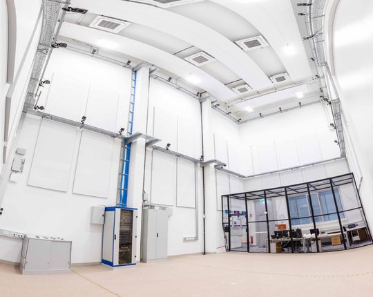 Die Drohnenhalle der Universität Klagenfurt ermöglicht die Entwicklung und Erprobung autonomer Flugsysteme unter kontrollierten Bedingungen.(Bild:  aau/Waschnig)