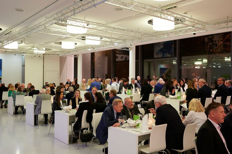 Impressionen vom ELEKTRONIKPRAXIS Frühlingsfest 2023 im Ketterer Kunst mit der Verabschiedung von Johann Wiesböck.  (Bild: © EYE AM CHRIS)