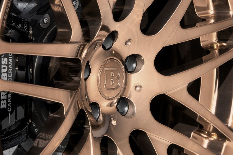 21 Zoll Alufelgen in Schmiedetechnologie wurden auf Reifen der Größe 255/35 ZR 21 vorne und 295/30 ZR 21 auf der Hinterachse montiert. (Foto: Brabus)