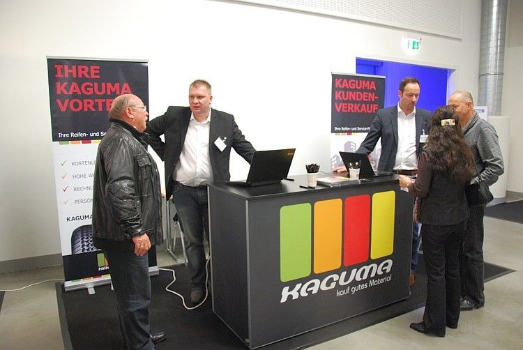 Das Kaguma-Team informierte die Besucher unter anderem über die neue Möglichkeit, eigene Ware auf der Reifenplattform zu verkaufen. (Foto: Rosenow)