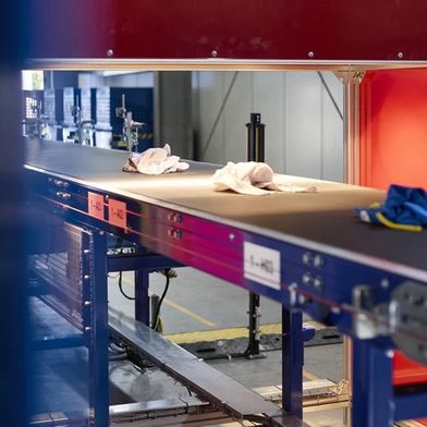 rhenus-logistics-remondis-h-2bm-looper-textile-kleidung-recycling-999x562v1 (Bild: Rhenus Logistics)