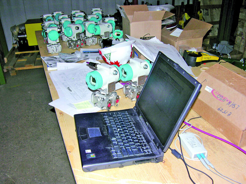 Steckverbinder-Komfort: Alle 70 Transmitter konnten vor der Montage bequem in der warmen Werkstatt angeschlossen und konfiguriert werden – innerhalb eines Arbeitstags.  (Bild: Turck)