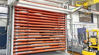 Effizient und übersichtlich: Das Turmlagersystem Kasto ecostore kommt mit geringer Fläche und großer Materialvielfalt bestens zurecht. (Bild: Kasto)