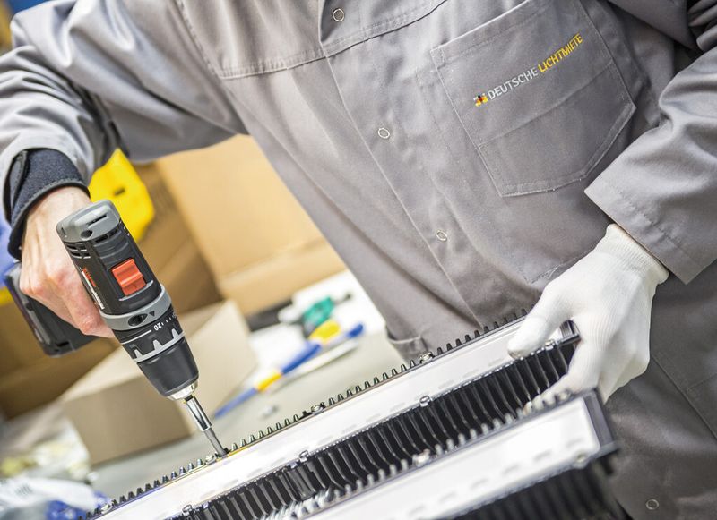 Produktion von Hallentiefstrahlern bei der Deutsche-Lichtmiete- Gruppe in Oldenburg. Das Unternehmen realisiert europaweit Kundenprojekte im Bereich von LED-Lichtsystemen. (Bild: DLM)