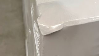 Die weitgehend reißfeste „weiche Ecke“ von Smurfit Westrock macht Stretchfolie künftig effizienter und nachhaltiger, weil sie einfach, aber effektiv das Einreißen der Stretchfolie verhindert. (Bild: Pöppelmann)