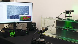 Versuchsaufbau mit Strömungskanal, Strömungsmodell, Beleuchtungsquelle, Steuerungseinheit und uEye EVS Kamera. (Bild: IDS Imaging Development Systems GmbH)
