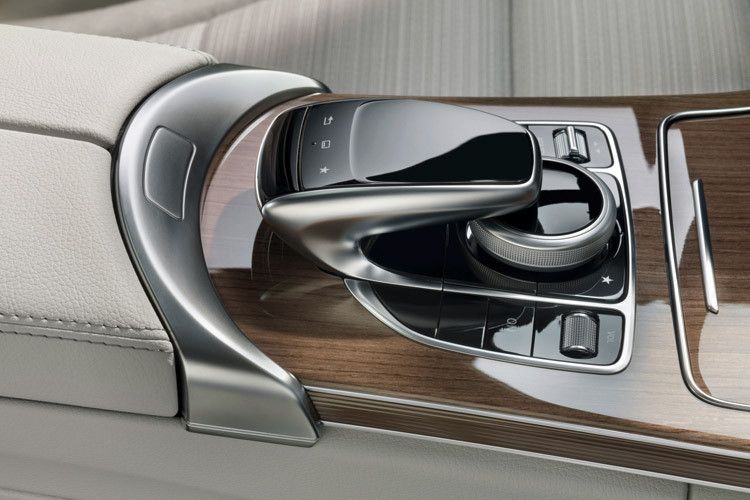 Bedienen kann man die Funktionen neuerdings auch per Touchpad auf dem Mitteltunnel. Es versteht Buchstaben- oder Zahleneingaben. (Foto: Daimler)