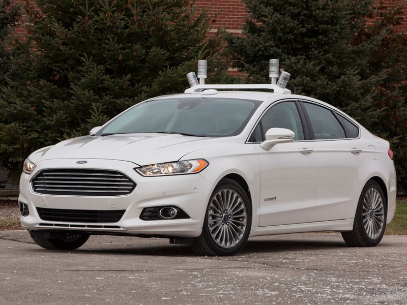 Ford hat die neueste Version seines fahrerlosen Fusion Hybrid enthüllt: mit über vier LIDAR-Systemen auf dem Dach und einer 360-Grad-Kamera.  (Ford)