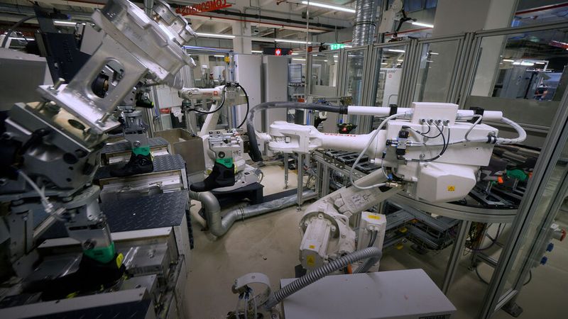 Fünf ABB-Roboter übernehmen Schlüsselprozesse wie Rauen, Trennmittelauftrag und Handling im innovativen Direktbesohlungsverfahren.  (Bild: ABB Robotics)