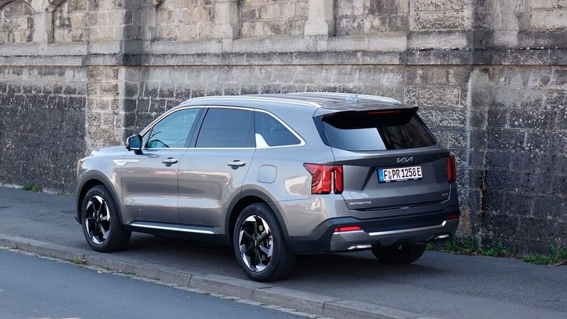 Trotzdem steht er markant und wuchtig da. Die Optik vermittelt Geländewagencharakter, aber eigentlich ist der Sorento ein bequemer Reisewagen mit Van-artigem Innenraum. (Bild: Rosenow – VCG)