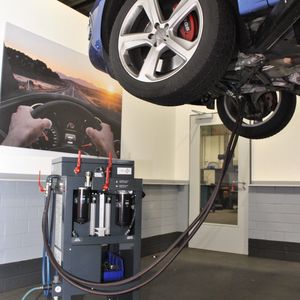 Mit dem Gear+ Spülgerät bietet FUCHS Werkstätten ein wertvolles Werkzeug für die Vermarktung der Dienstleistung „Getriebeölspülen“.(Bild:  FUCHS LUBRICANTS GERMANY GmbH)