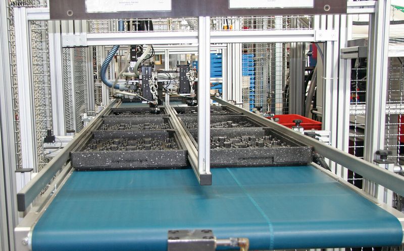 Bild 5: Die Zuführung der Trays erfolgt automatisch.  (Scheufler)