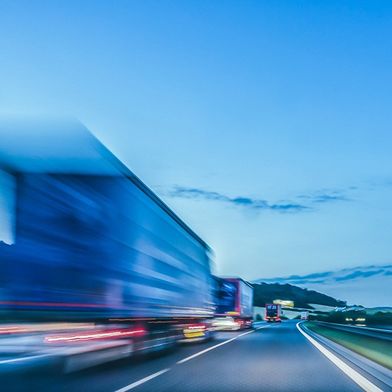 adobestock-245316302-ondra-transportkapazitaeten-e-commerce-logistik-1000x562v1 (Bild: © Ondra/stock.adobe.com)