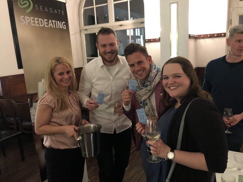 Die Lose haben gesprochen: (v. l.) Sandra Kreikenbohm, S&K, Max Muth und Gabriel Restaino, Seagate, und Corinna Leisten, S&K, genießen gemeinsam das Essen bis zum nächsten Gang. (Bild: S&K)