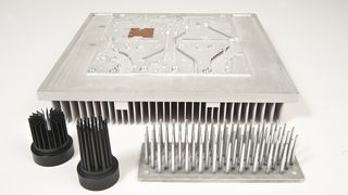 Typisches HDDC-Druckgussgehäuse mit integrierten Kühllamellen und Aussparungen für die Leiterplatte mit elektronischen Bauteilen.Beispiele für die verschiedenen Kühllamellen-Geometrien von HDDC-Hochleistungskühlkörpern: a) kontinuierliche Flächenlamellen, b) unterbrochene Flächenlamellen, c) runde Kühlstifte und d) elliptische Kühllamellen Typisches HDDC-Druckgussgehäuse mit integrierten Kühllamellen und Aussparungen für die Leiterplatte mit elektronischen Bauteilen (oben) und Beispiele für unterschiedliche Kühlkörper- Geometrien (vorne). (Bild: CTX Thermal Solutions)