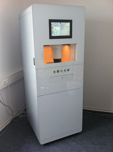 Diese servogetriebene 5-Achs-Dentalfräsmaschine zur Simultanbearbeitung erzielt eine Bearbeitungsgenauigkeit von 5 bis 10 µm. (Bild: Ferrocontrol)