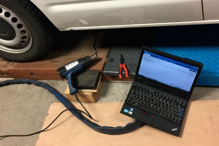 Bild 2: Der Temperatursensor T4 wurde aus dem Abgasrohr hinter DPF ausgebaut, bleibt aber weiter elektrisch angeschlossen. Nun beginnt die Simulation mit der Heißluftpistole. (FCD.eu)