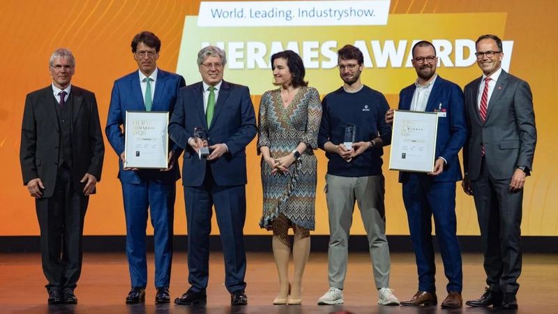 Die Gewinner des diesjährigen Hermes Award 2026: Schaeffler wurde für eine Plattform für hochintegrierte Aktuatoren prämiert. Das Schweizer Startup hat die Trophäe des Hermes Startup Awards für die Entwicklung von ultradünnen Festkörperbatterien erhalten.(Bild:  Deutsche Messe)